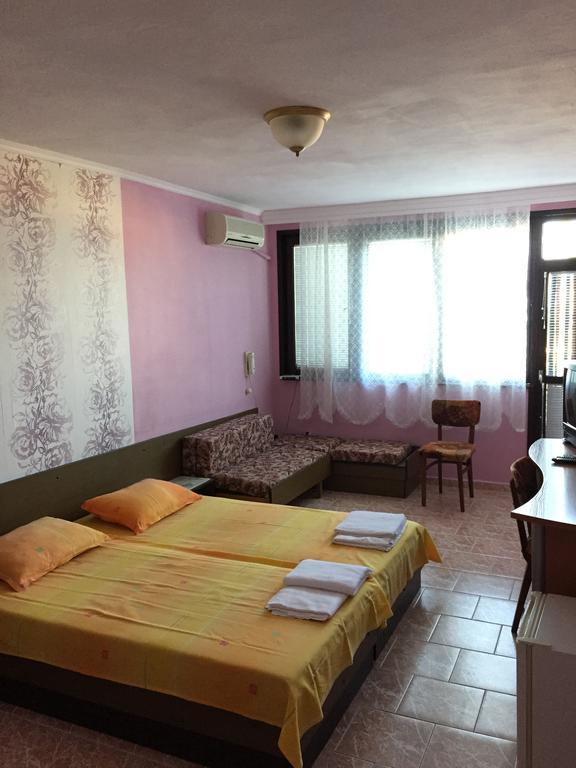 Yanis Guest House Свети Влас Стая снимка